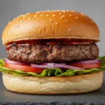 Saftiger Hamburger im Sesambrötchen mit Salat, Tomaten