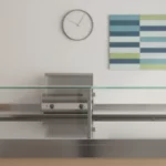 Moderne Innenansicht mit Glasgeländer, Uhr und Wandbild.