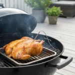 Hähnchen brät auf Kugelgrill, Terrasse im Hintergrund.