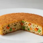 Panierte Nudel-Krokette, gefüllt mit Gemüse und Erbsen