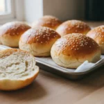Frisch gebackene Sesambrötchen auf dem Backblech