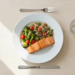 Lachsfilet mit Quinoa, Brokkoli und Kirschtomaten