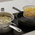 Kochtopf mit Nudeln, Pfanne mit Pommeskorb darüber.