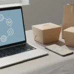 Laptop mit Online-Shop-Diagramm, Kartons und Smartphone