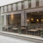 Außenansicht eines Cafés mit großer Glasfront