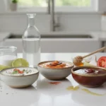 Mehrere Saucen in Schalen, frisches Gemüse auf Kücheninsel.