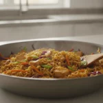 Nudelpfanne mit Gemüse in der Küche.