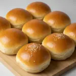 Frisch gebackene Brötchen auf Holzbrett – Finke-Blog