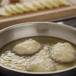 Ravioli in Butter knusprig in Pfanne gebraten.
